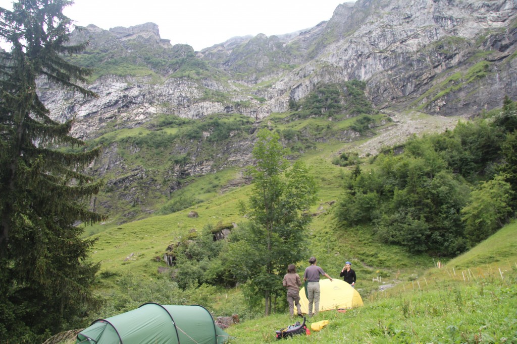 Halte méritée, terrain presque plat… et gouttes pour le soir et la nuit !